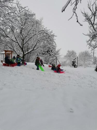 Bobování a sněhové hrátky v Mš na sídlišti- prosinec 2021